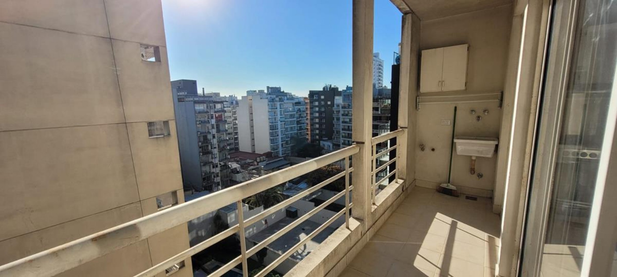 Palermo, 2 Ambientes contrafrente, balcon corrido. Muy buena ubicacion, zona Universidad Palermo y UTN. Excelente. 