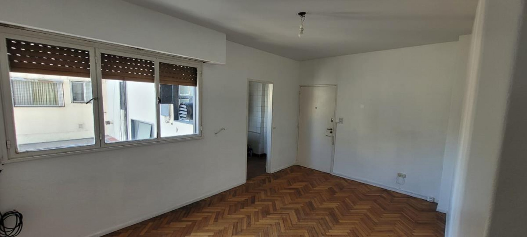 Caballito, 2 Ambientes lateral sobre Av. Rivadavia y zona Av. La Plata. IMPECABLE