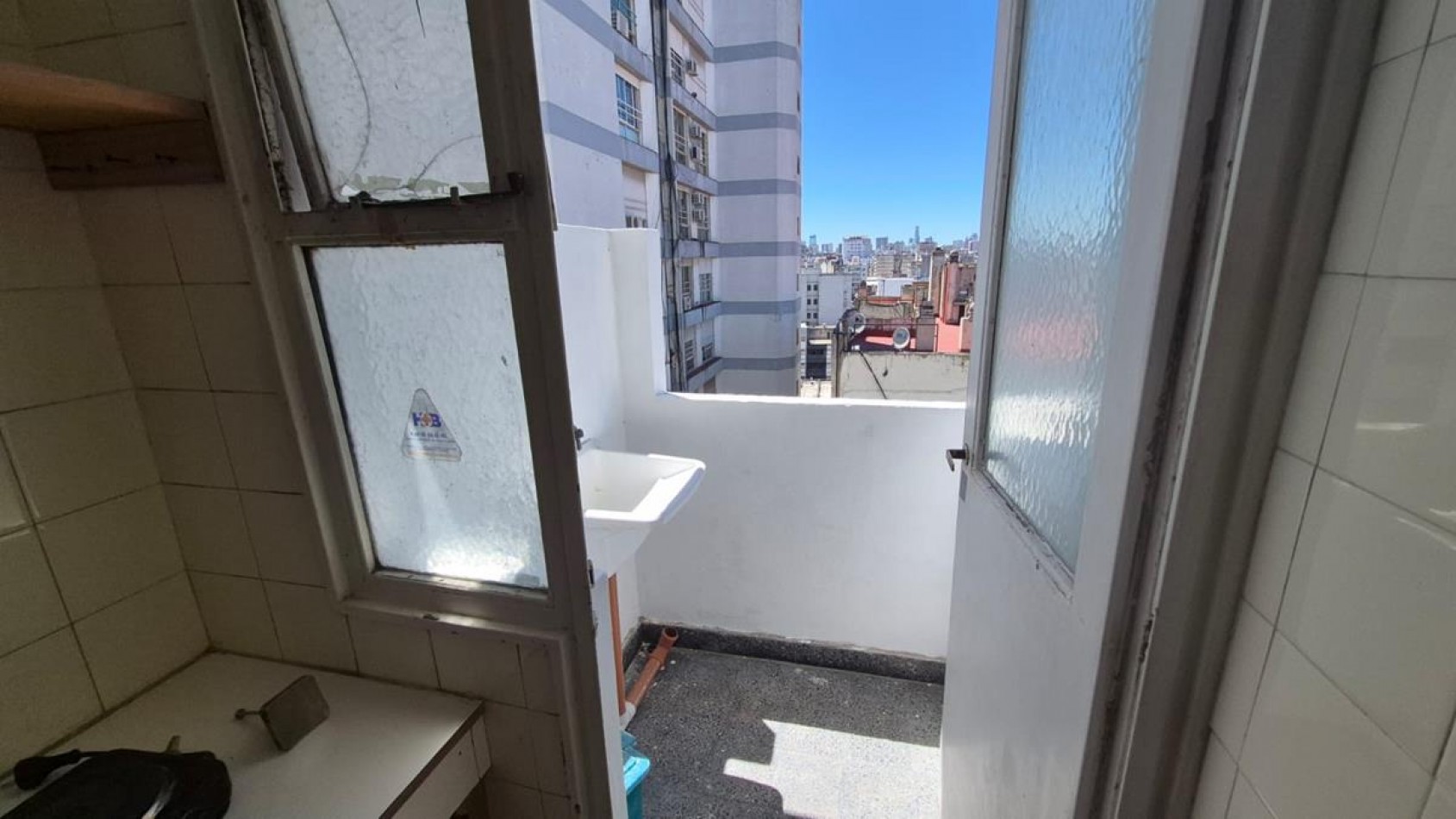 Once, 2 Ambientes, con cochera fija, contrafrente con balcon. MUY LUMINOSO. A mts. Av. Corrientes. Subte B - H. APTO PROFESIONAL