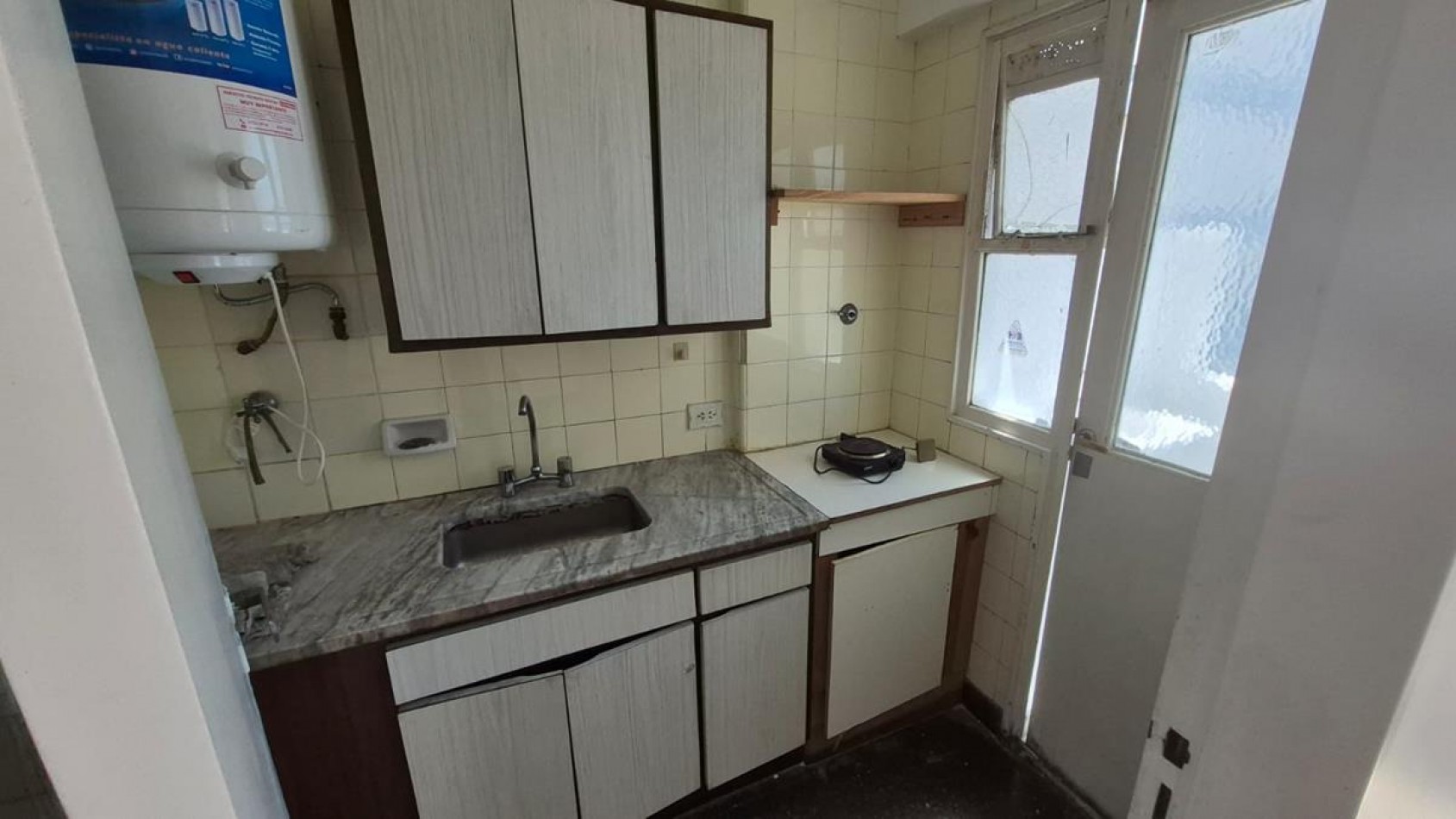 Once, 2 Ambientes, con cochera fija, contrafrente con balcon. MUY LUMINOSO. A mts. Av. Corrientes. Subte B - H. APTO PROFESIONAL