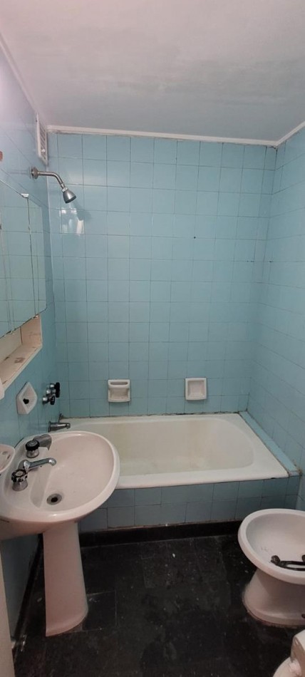 Once, 2 Ambientes, con cochera fija, contrafrente con balcon. MUY LUMINOSO. A mts. Av. Corrientes. Subte B - H. APTO PROFESIONAL