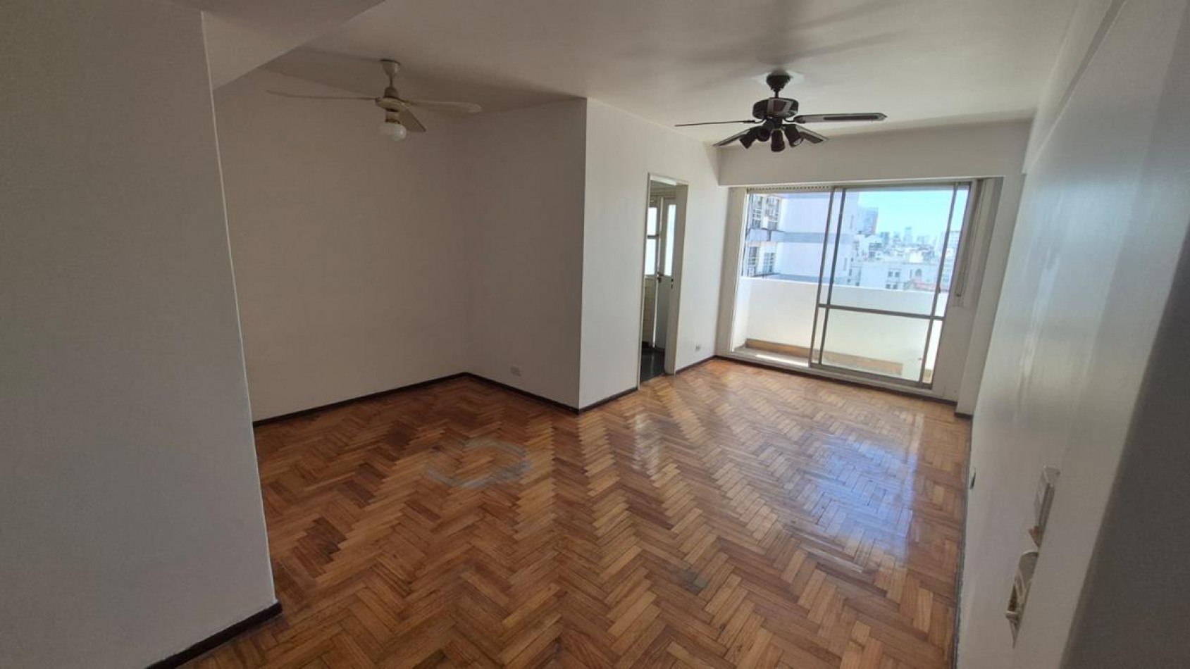 Once, 2 Ambientes, con cochera fija, contrafrente con balcon. MUY LUMINOSO. A mts. Av. Corrientes. Subte B - H. APTO PROFESIONAL