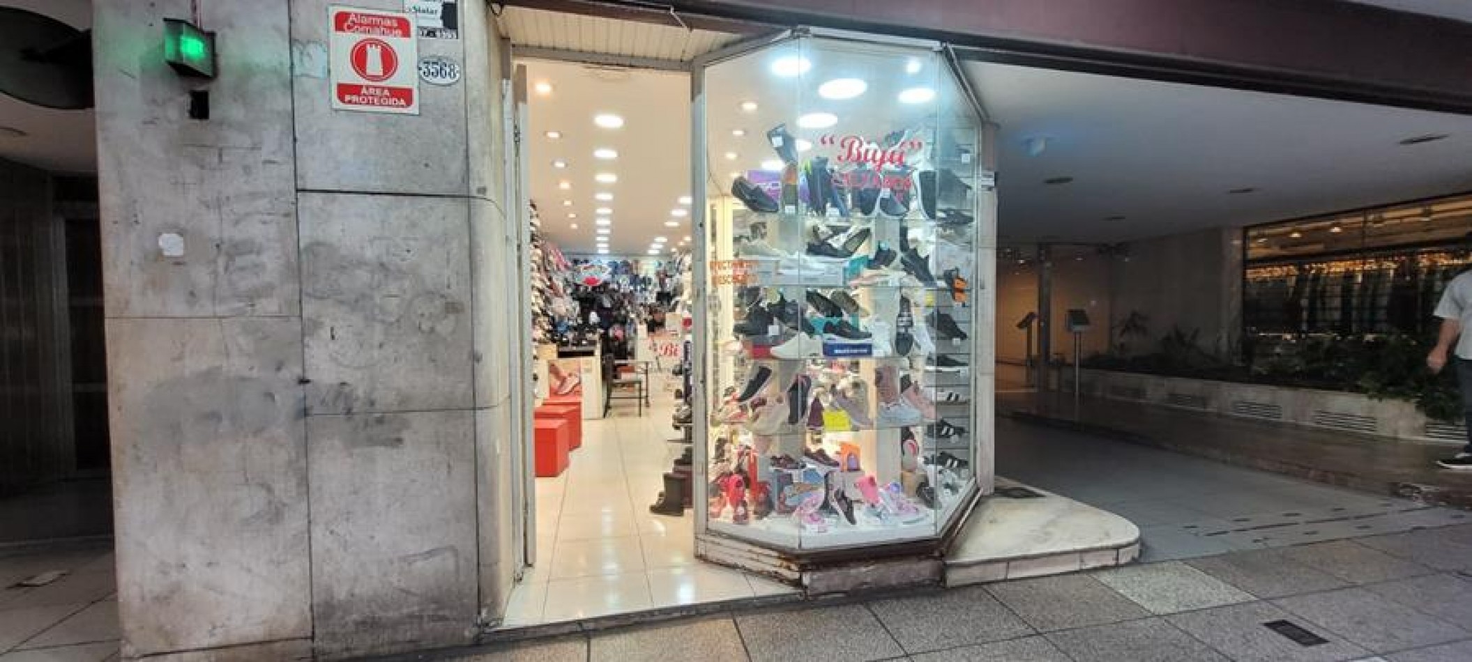 Local comercial, a la calle. Excelente ubicacion sobre Av. SANTA FE