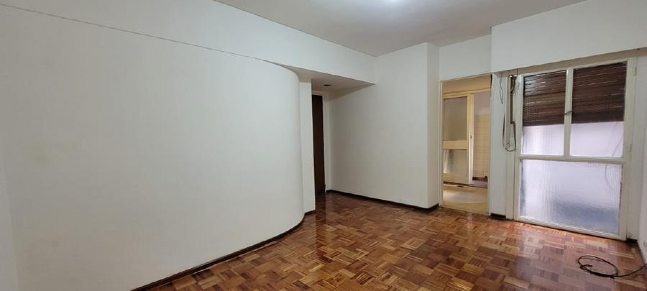Boedo, 2 Ambientes, Lateral. Se ubica muy proxima a la mitica esquina de San Juan y Boedo, cerca de muchos comercios, colectivos,  estacion  subte de la linea  E  Boedo.