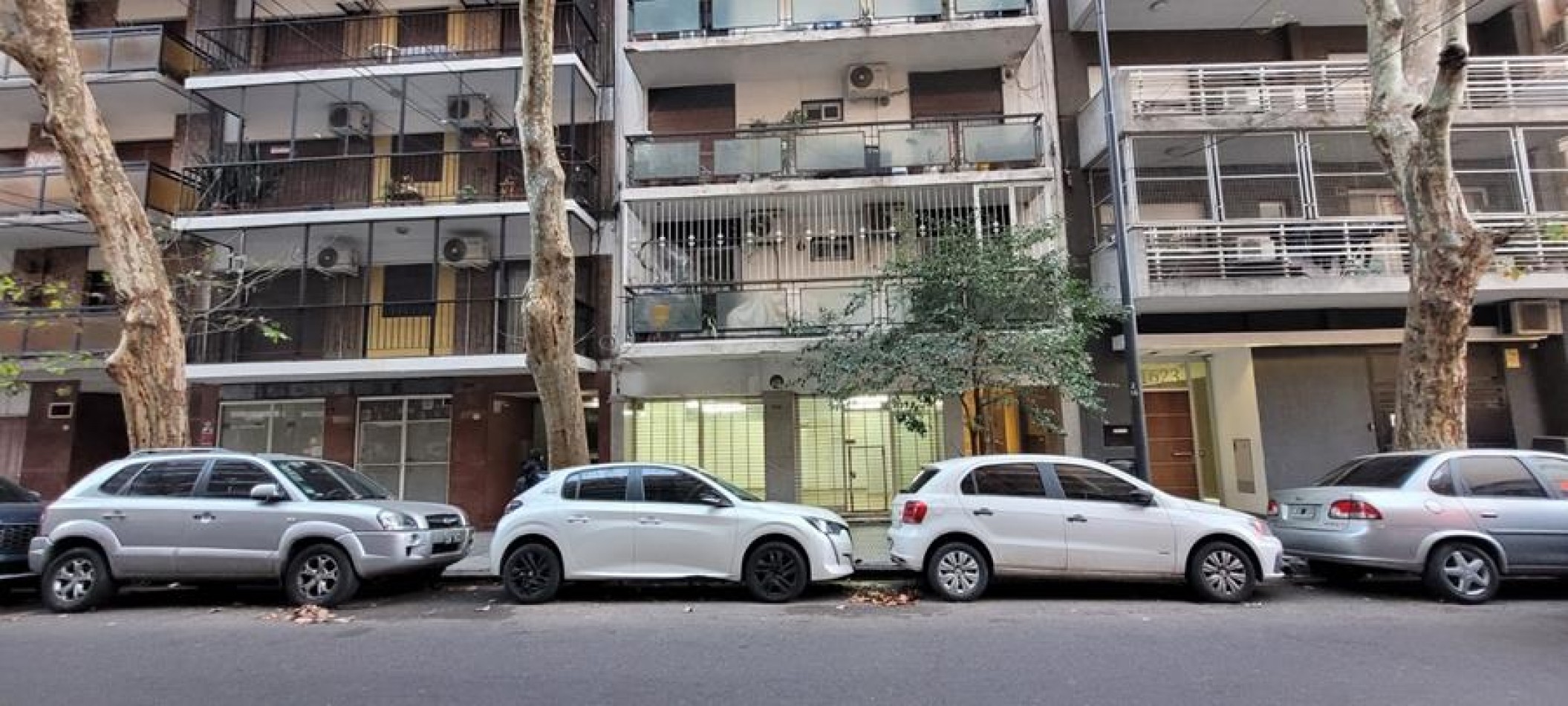 Barrio norte,  excelente local a la calle. Luminoso.