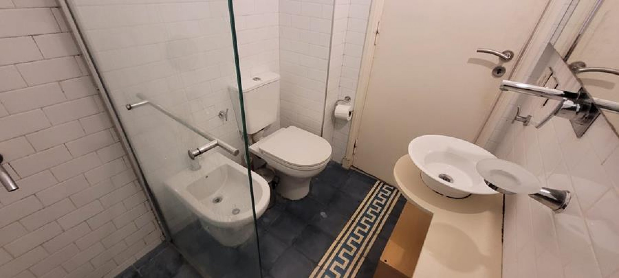 Palermo, 3 Ambientes en Planta Baja. APTO PROFESIONAL. AMOBLADO. Lumionoso. Excelente ubicacion a mts Av, Santa Fe. LInea subte D. Zona Alto Palermo.