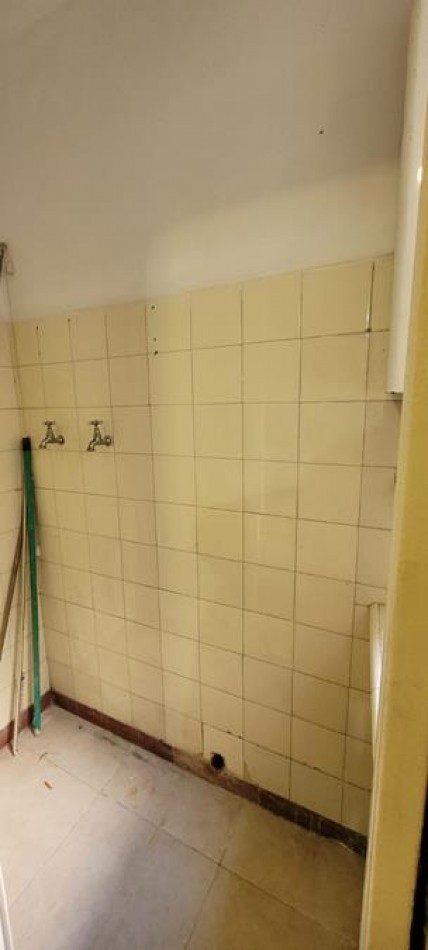 Boedo, 2 Ambientes, Lateral. Se ubica muy proxima a la mitica esquina de San Juan y Boedo, cerca de muchos comercios, colectivos, estacion subte de la linea E Boedo.