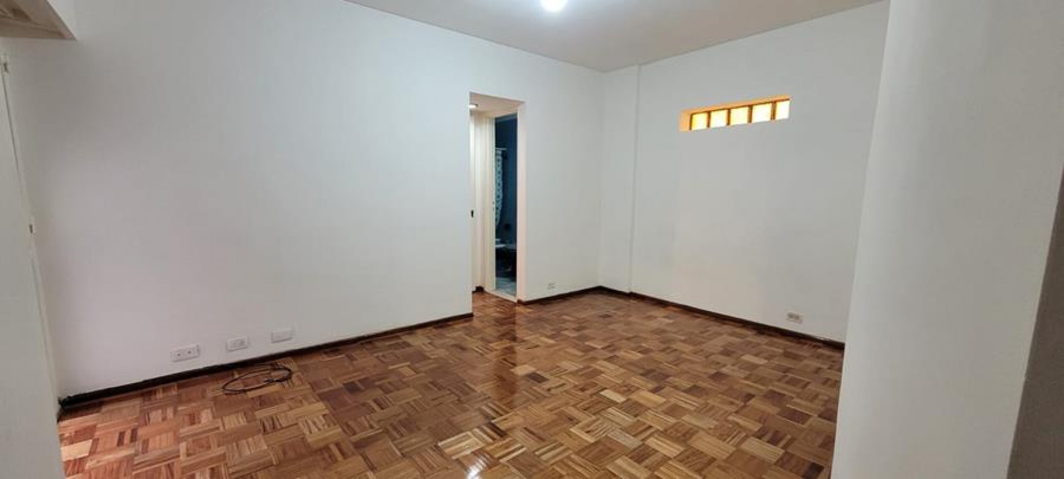 Boedo, 2 Ambientes, Lateral. Se ubica muy proxima a la mitica esquina de San Juan y Boedo, cerca de muchos comercios, colectivos, estacion subte de la linea E Boedo.
