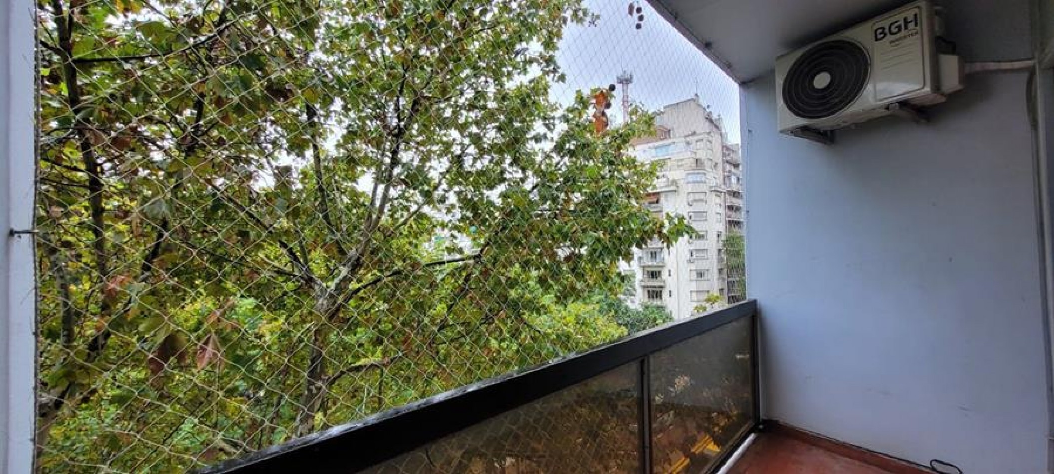 Palermo 4 Ambientes, al FRENTE CON COCHERA FIJA. Balcon, con dependencia. Excelente ubicacion sobre Av. Santa Fe frente a Jardin botanico