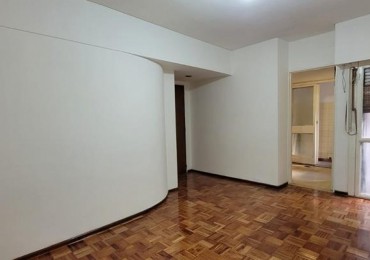 Boedo, 2 Ambientes, Lateral. Se ubica muy proxima a la mitica esquina de San Juan y Boedo, cerca de muchos comercios, colectivos, estacion subte de la linea E Boedo.